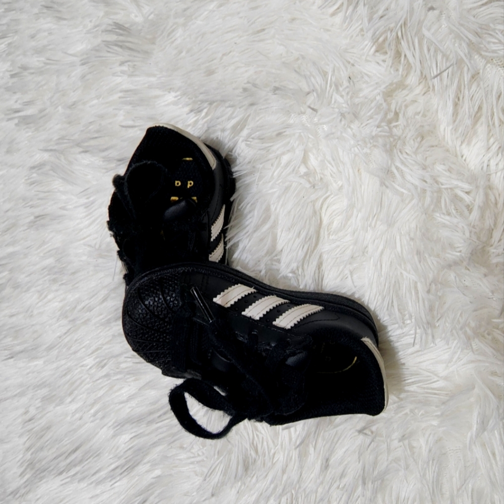 Adidas sneakers black & White 4K